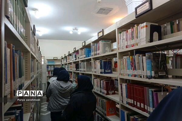 بازدید از کتابخانه ولیعصر شهرستان ورامین به‌مناسبت روز کتاب و کتابخوانی و کتابدار
