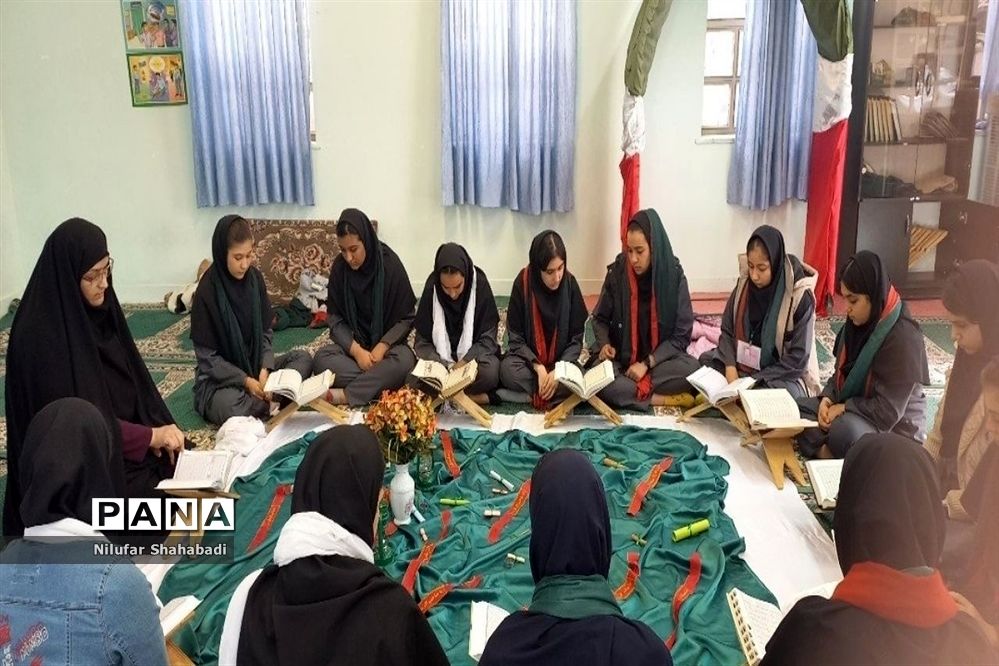 برپایی نماز نور چشم من و محفل انس با قرآن دردبیرستان عصمت صفادشت