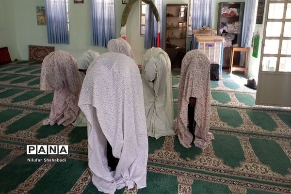 برپایی نماز نور چشم من و محفل انس با قرآن دردبیرستان عصمت صفادشت