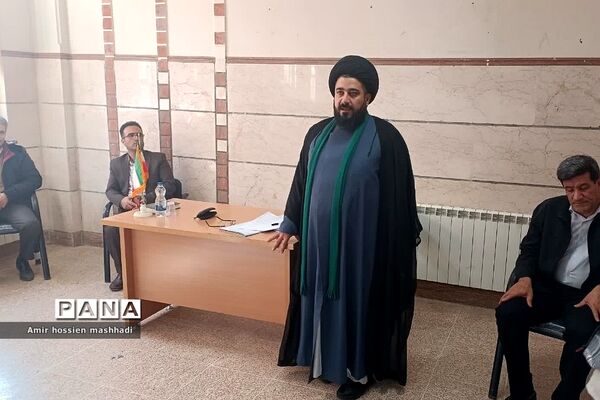 نشست صمیمی امام جمعه بخش رودهن با دانش‌آموزان هنرستان آیت الله رفسنجانی رودهن‌