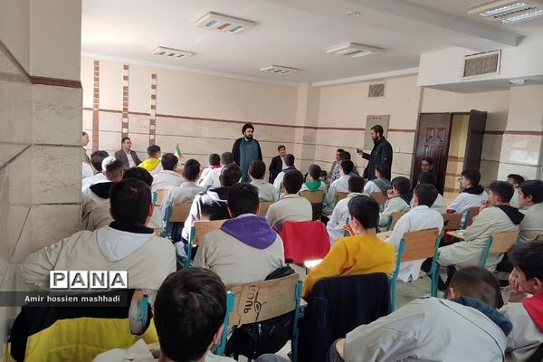 نشست صمیمی امام جمعه بخش رودهن با دانش‌آموزان هنرستان آیت الله رفسنجانی رودهن‌