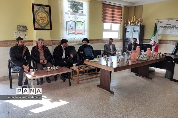 نشست صمیمی امام جمعه بخش رودهن با دانش‌آموزان هنرستان آیت الله رفسنجانی رودهن‌