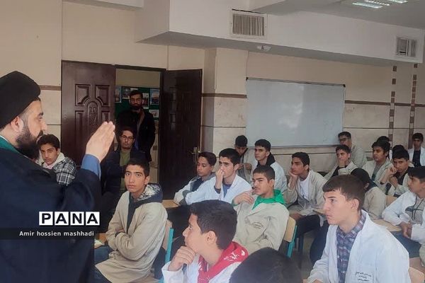 نشست صمیمی امام جمعه بخش رودهن با دانش‌آموزان هنرستان آیت الله رفسنجانی رودهن‌