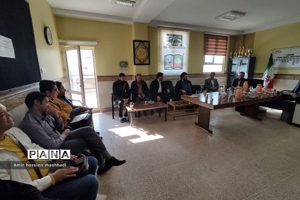 نشست صمیمی امام جمعه بخش رودهن با دانش‌آموزان هنرستان آیت الله رفسنجانی رودهن‌