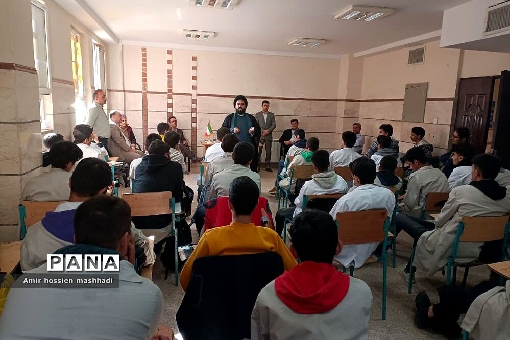 نشست صمیمی امام جمعه بخش رودهن با دانش‌آموزان هنرستان آیت الله رفسنجانی رودهن‌