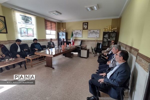 نشست صمیمی امام جمعه بخش رودهن با دانش‌آموزان هنرستان آیت الله رفسنجانی رودهن‌