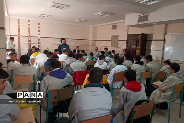 نشست صمیمی امام جمعه بخش رودهن با دانش‌آموزان هنرستان آیت الله رفسنجانی رودهن‌