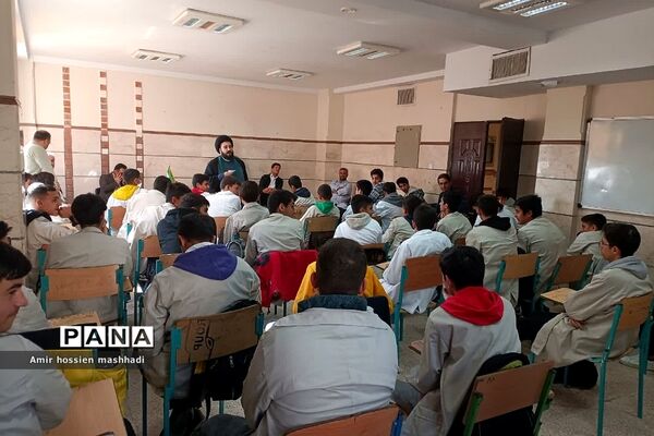 نشست صمیمی امام جمعه بخش رودهن با دانش‌آموزان هنرستان آیت الله رفسنجانی رودهن‌