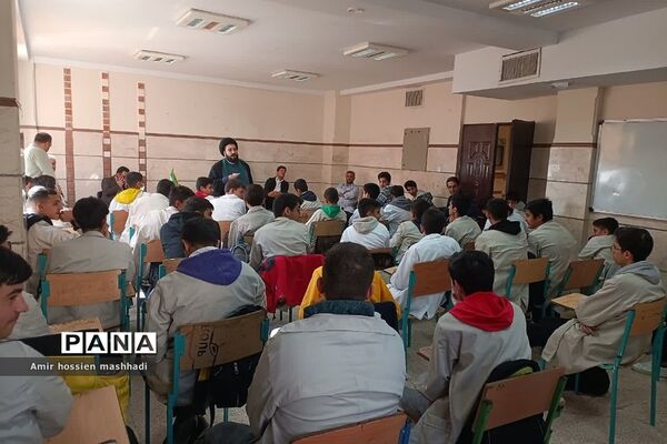 نشست صمیمی امام جمعه بخش رودهن با دانش‌آموزان هنرستان آیت الله رفسنجانی رودهن‌