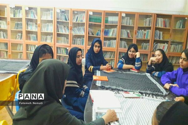 طرح نشست کتاب‌خوانی در دبیرستان دخترانه شایستگان ملارد به‌مناسبت هفته کتاب و کتاب‌خوانی