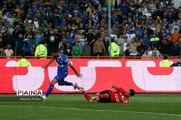 دیدار تیم‌های استقلال تهران و تراکتورسازی تبریز