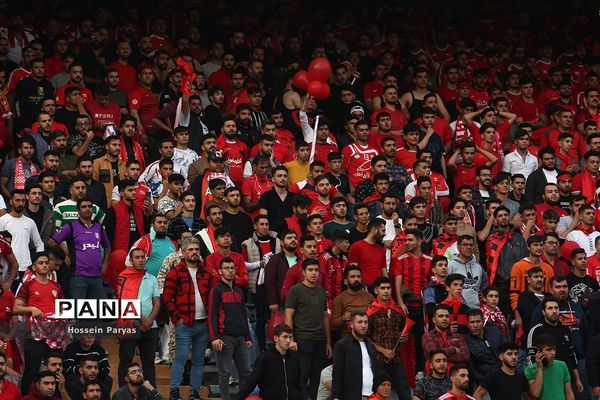 دیدار تیم‌های استقلال تهران و تراکتورسازی تبریز