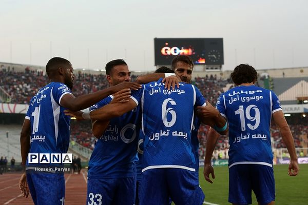 دیدار تیم‌های استقلال تهران و تراکتورسازی تبریز