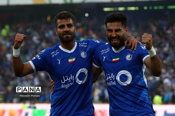 دیدار تیم‌های استقلال تهران و تراکتورسازی تبریز