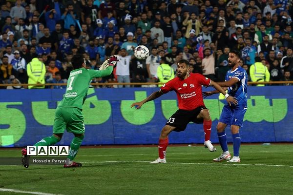 دیدار تیم‌های استقلال تهران و تراکتورسازی تبریز