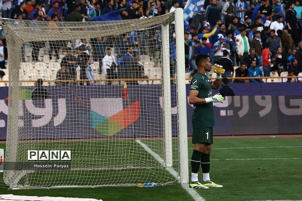 دیدار تیم‌های استقلال تهران و تراکتورسازی تبریز