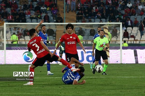 دیدار تیم‌های استقلال تهران و تراکتورسازی تبریز