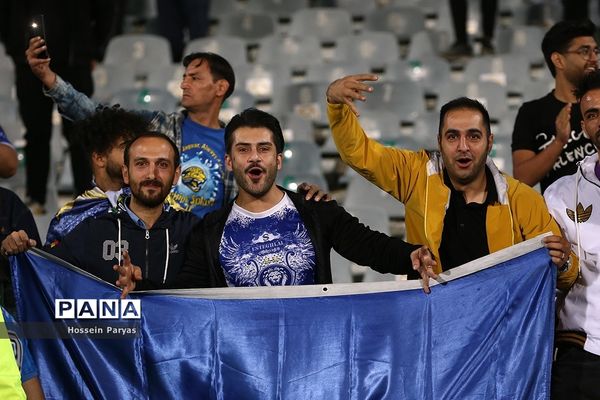 دیدار تیم‌های استقلال تهران و تراکتورسازی تبریز