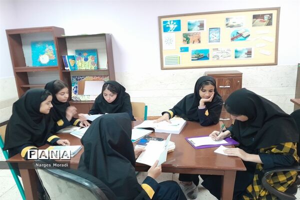 اولین نشست کتاب‌خوانی در دبیرستان استعداد درخشان شهدای مدافع حرم ملارد