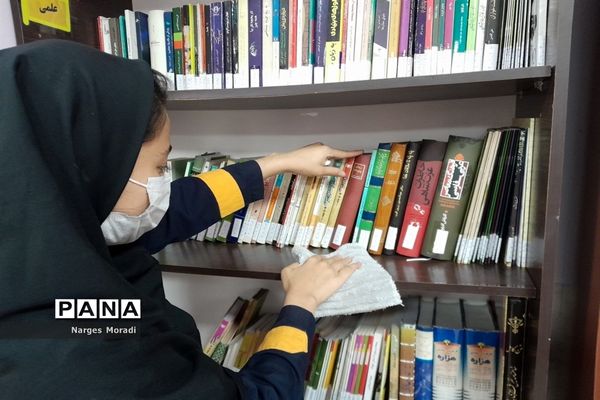 اولین نشست کتاب‌خوانی در دبیرستان استعداد درخشان شهدای مدافع حرم ملارد