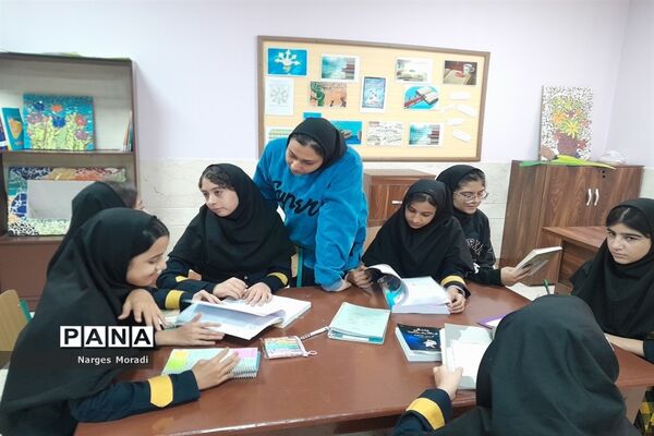 اولین نشست کتاب‌خوانی در دبیرستان استعداد درخشان شهدای مدافع حرم ملارد