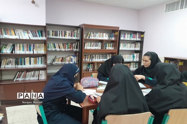 اولین نشست کتاب‌خوانی در دبیرستان استعداد درخشان شهدای مدافع حرم ملارد