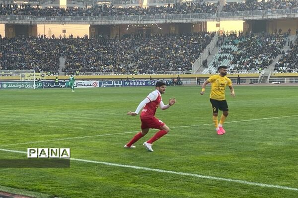 دیدار تیم‌های فوتبال سپاهان اصفهان و پرسپولیس تهران
