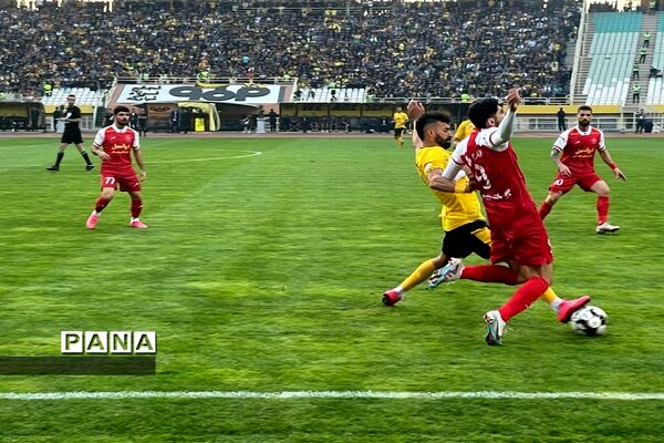 دیدار تیم‌های فوتبال سپاهان اصفهان و پرسپولیس تهران