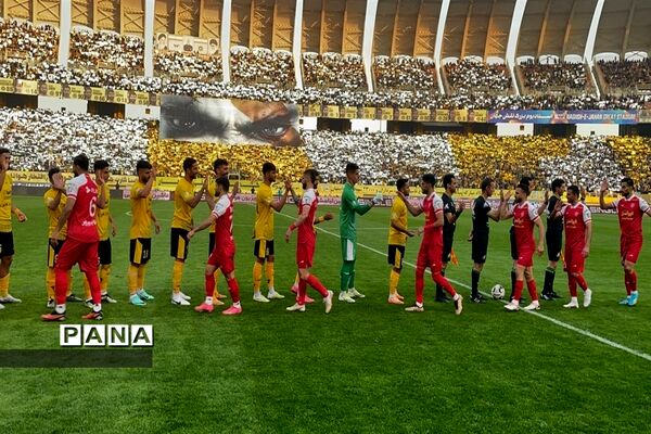 دیدار تیم‌های فوتبال سپاهان اصفهان و پرسپولیس تهران