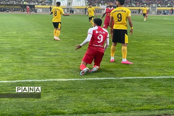 دیدار تیم‌های فوتبال سپاهان اصفهان و پرسپولیس تهران