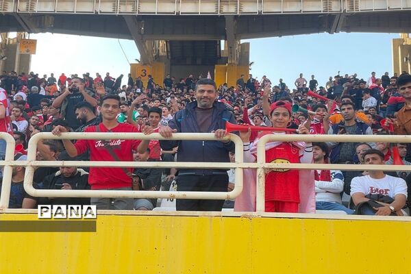 دیدار تیم‌های فوتبال سپاهان اصفهان و پرسپولیس تهران