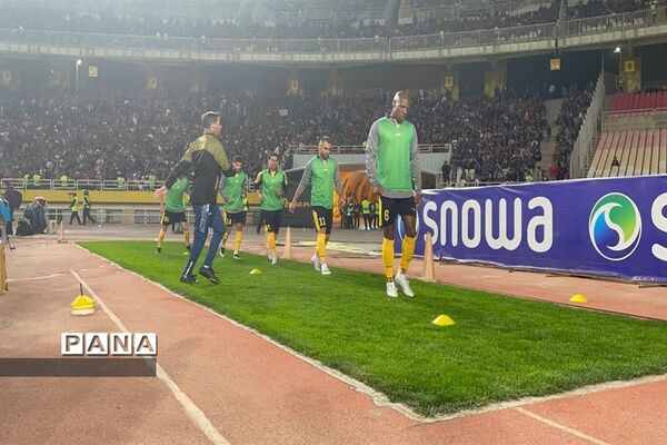 دیدار تیم‌های فوتبال سپاهان اصفهان و پرسپولیس تهران