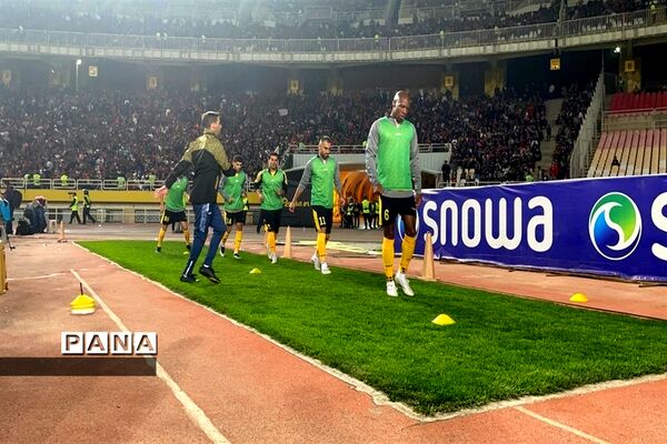 دیدار تیم‌های فوتبال سپاهان اصفهان و پرسپولیس تهران
