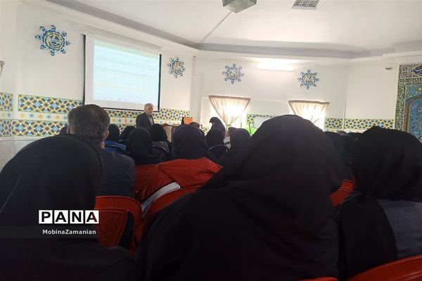 کارگاه آموزشی انتخاب رشته و هدایت تحصیلی در دبیرستان شاهد شهید حمامی