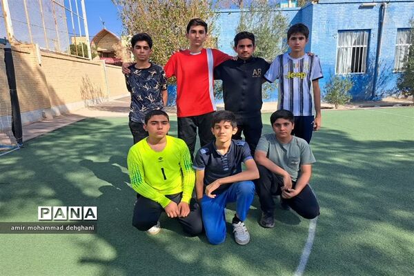 جام فوتبال درون‌مدرسه ای به‌مناسبت هفته بسیج دانش‌آموزی