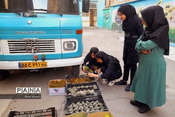 نمایشگاه گل و گیاه در مدرسه شهدای‌هسته‌ای قرچک
