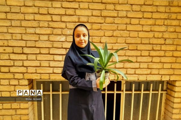 نمایشگاه گل و گیاه در مدرسه شهدای‌هسته‌ای قرچک