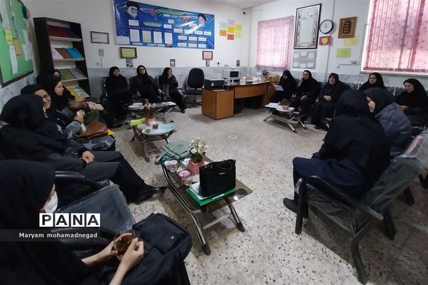 بازدید گروه های آموزشی متوسطه اداره کل آموزش وپرورش خراسان رضوی از دبیرستان عصمت دو