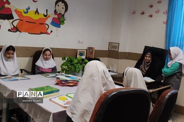هفته  کتاب و کتابخوانی در مدرسه شهید بهزادی شهر پرند