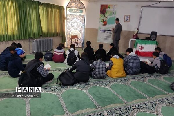 برگزاری نماز جماعت و زیارت عاشورا در دبیرستان امام جعفرصادق(ع) شهرستان پردیس