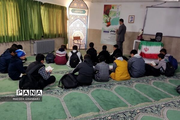 برگزاری نماز جماعت و زیارت عاشورا در دبیرستان امام جعفرصادق(ع) شهرستان پردیس