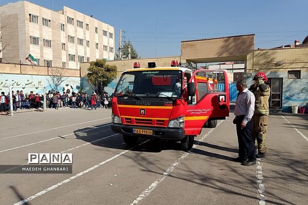 مانورآتش‌نشانی و مقابله با مخاطرات در دبستان فضیلت شهرستان پردیس