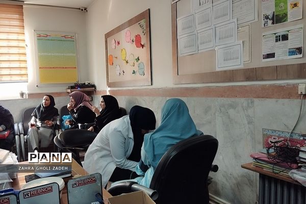 تست قند‌خون در دبیرستان دخترانه قادسی کهریزک