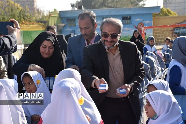 آیین توزیع شیر رایگان در مدارس خراسان رضوی