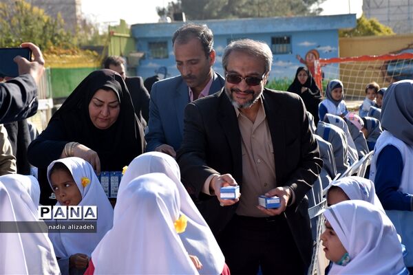 آیین توزیع شیر رایگان در مدارس خراسان رضوی