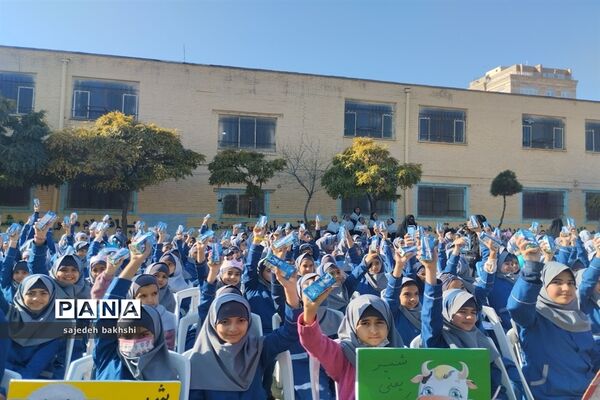 آیین توزیع شیر در مدارس خراسا ن رضوی