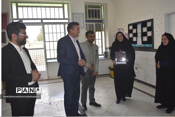بازدید مدیر آموزش و پرورش بهاباد از کتابخانه عطائی و دیدار با کتابداران