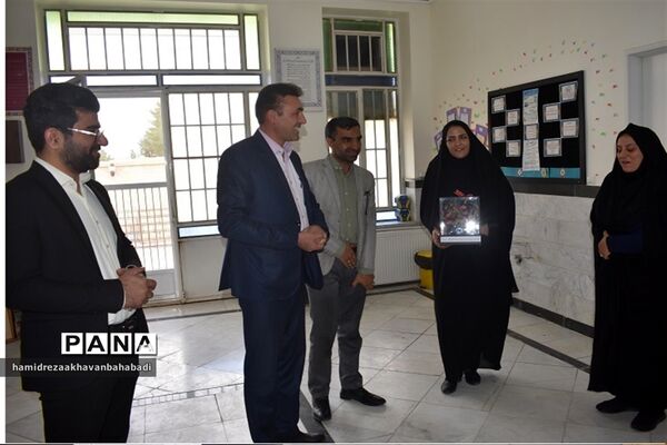 بازدید مدیر آموزش و پرورش بهاباد از کتابخانه عطائی و دیدار با کتابداران