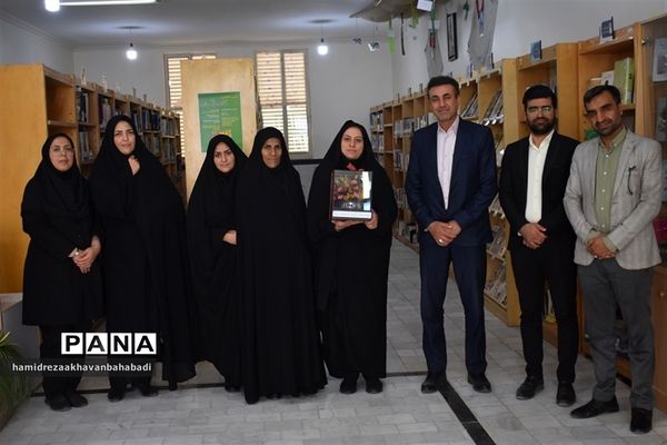 بازدید مدیر آموزش و پرورش بهاباد از کتابخانه عطائی و دیدار با کتابداران