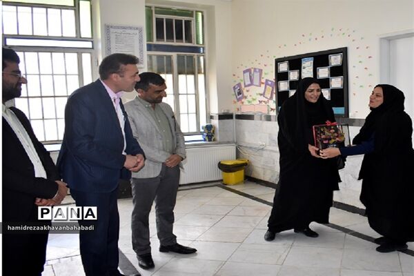 بازدید مدیر آموزش و پرورش بهاباد از کتابخانه عطائی و دیدار با کتابداران